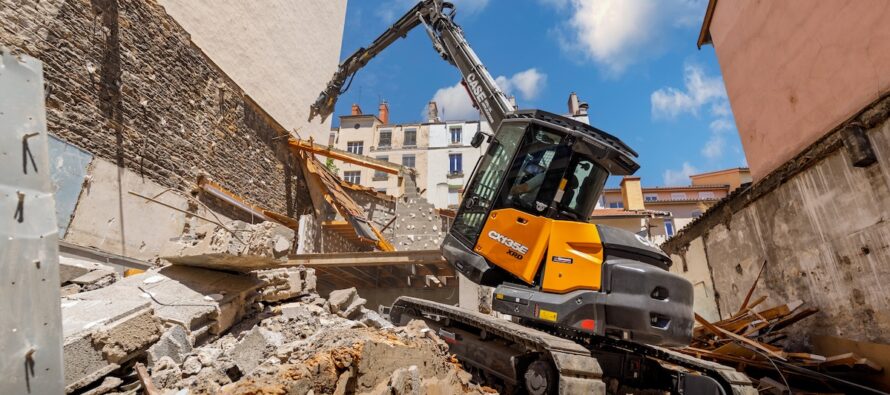 Divizia CASE Special Applications pune la treabă primul excavator ultra-compact pentru demolări la înălțime