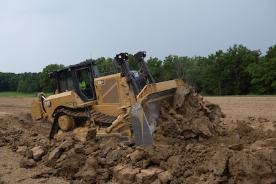 Noul Cat D8 XE extinde gama Caterpillar de buldozere cu transmisie electrică