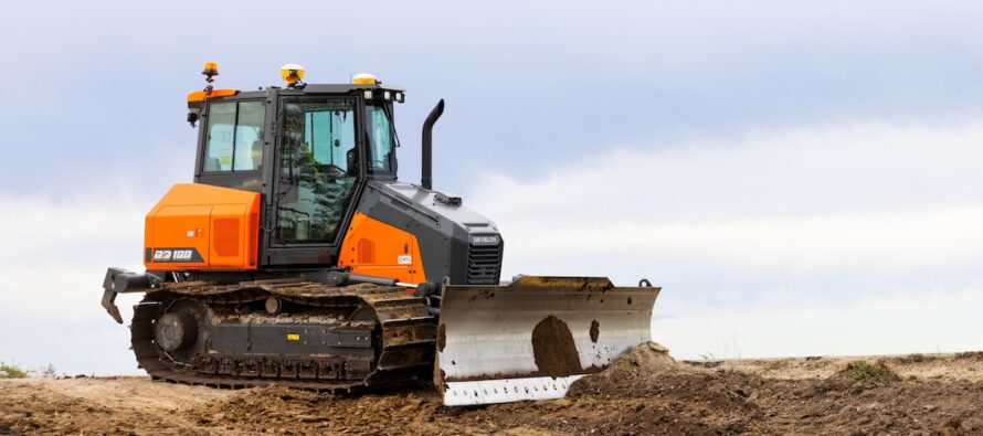 Develon își extinde linia de buldozere cu noul DD100