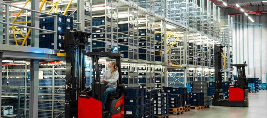 Noile stivuitoare cu catarg retractabil Linde sunt perfecte în aplicații standard