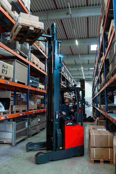 Noile stivuitoare cu catarg retractabil Linde sunt perfecte în aplicații standard