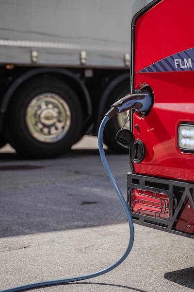 Palfinger lansează stivuitorul compact montat pe camion cu scaun central