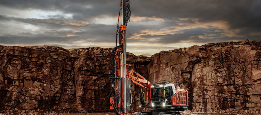 Noua foreză cu ciocan de suprafață Sandvik Ranger DX1010i pentru aplicații miniere