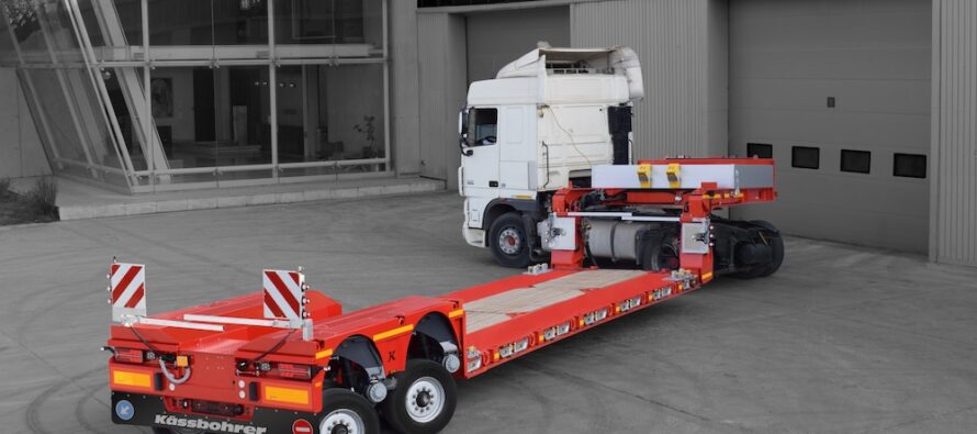 Kässbohrer lansează o semiremorcă cu platformă joasă și axe pendulare dezvoltată intern pentru transport heavy-duty