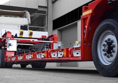 Kässbohrer lansează o semiremorcă cu platformă joasă și axe pendulare dezvoltată intern pentru transport heavy-duty