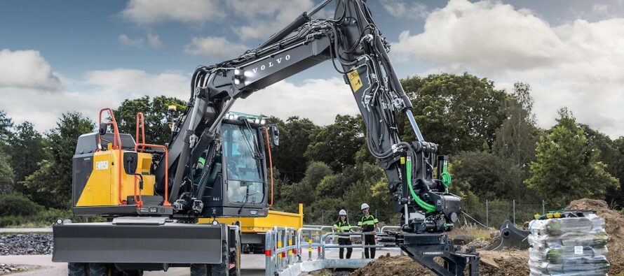 Volvo CE lansează pe piața europeană excavatorul pe roți EWR150 Electric
