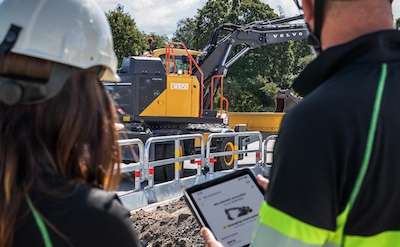 Volvo CE lansează pe piața europeană excavatorul pe roți EWR150 Electric 