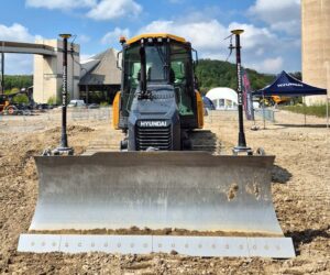 Hyundai și Leica Geosystems fac disponibil sistemul 3D machine control pe buldozerul HD130A