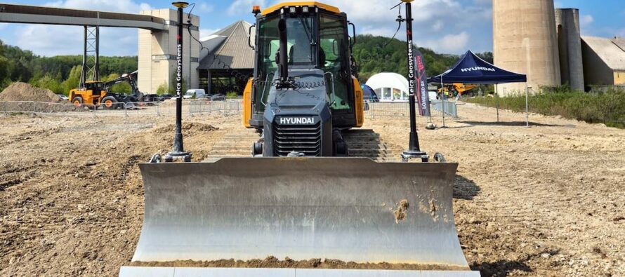 Hyundai și Leica Geosystems fac disponibil sistemul 3D machine control pe buldozerul HD130A