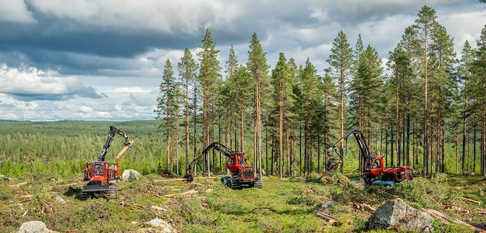 Komatsu introduce noua generație de utilaje forestiere