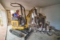 Noul miniexcavator Cat 301 cu rază compactă excelează în spații înguste