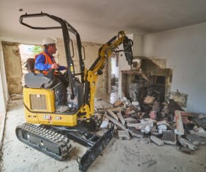 Noul miniexcavator Cat 301 cu rază compactă excelează în spații înguste