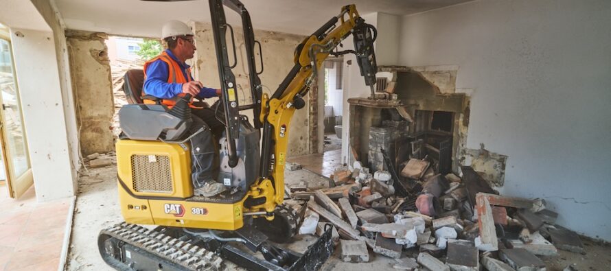 Noul miniexcavator Cat 301 cu rază compactă excelează în spații înguste