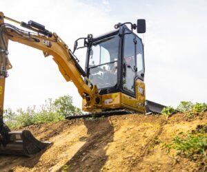 Noile miniexcavatoare Cat 302.4 Compact Radius și 302.6 aduc performanțe îmbunătățite