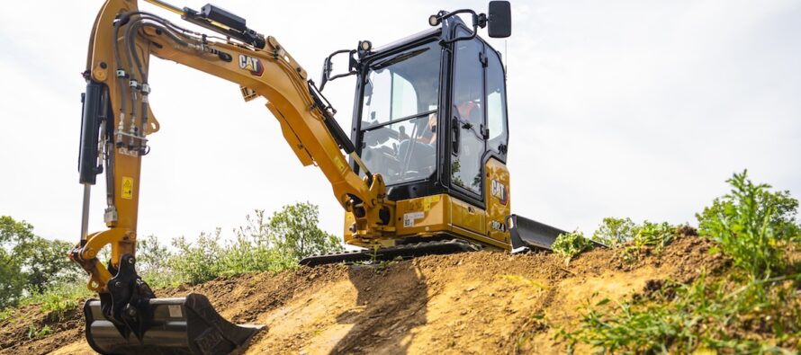 Noile miniexcavatoare Cat 302.4 Compact Radius și 302.6 aduc performanțe îmbunătățite