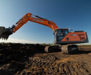 Develon adaugă un al cincilea model în noua gamă de excavatoare Seria 9
